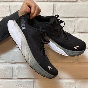 Like New Women’s Hoka Arahi 6 Black and White Size 9.5